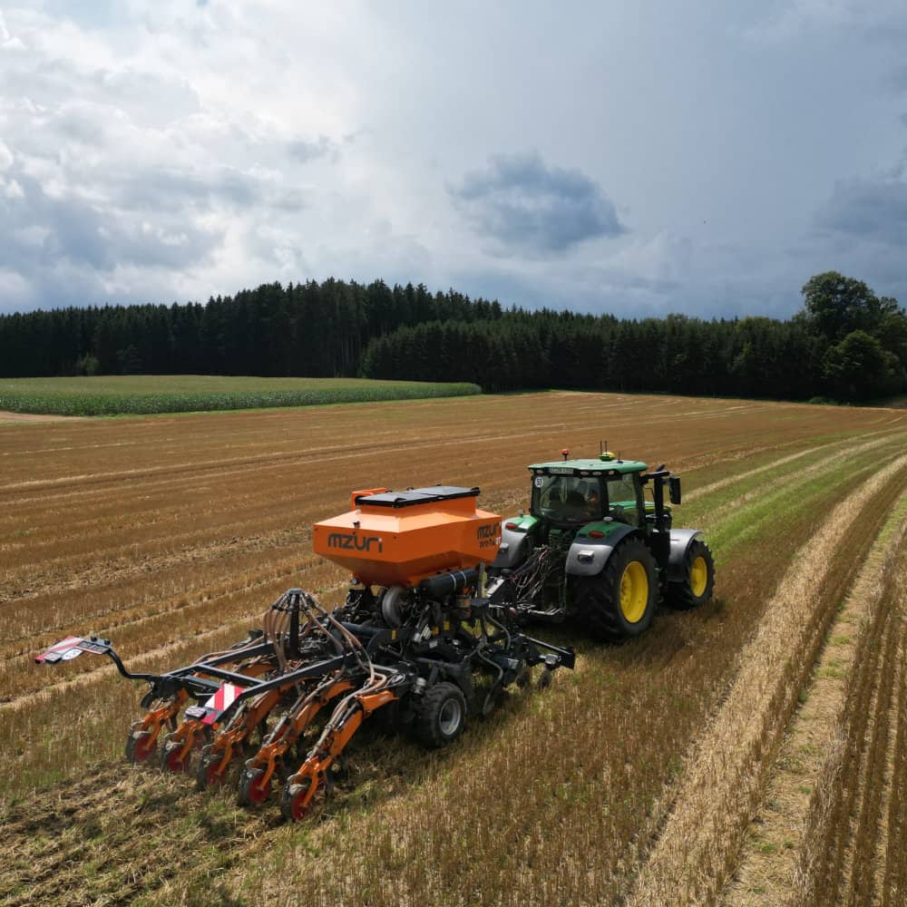Mit dem Traktor bei der Feldarbeit.